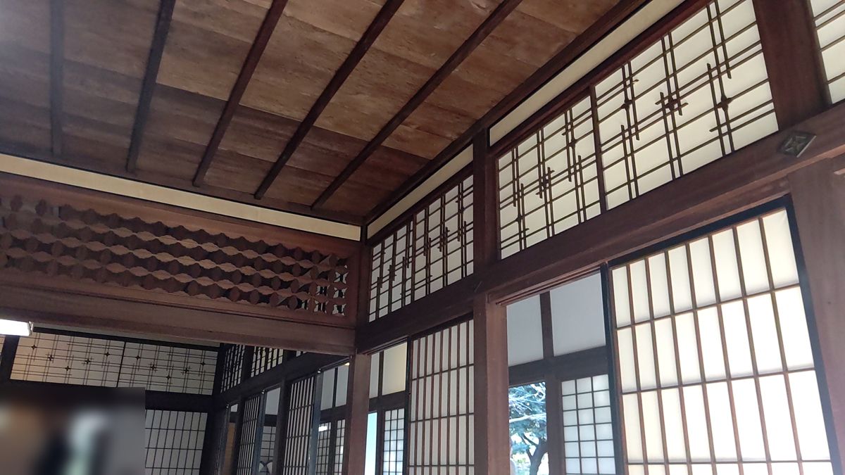 板張りの天井と、木を細かく組んだ欄間、障子の並ぶ和室